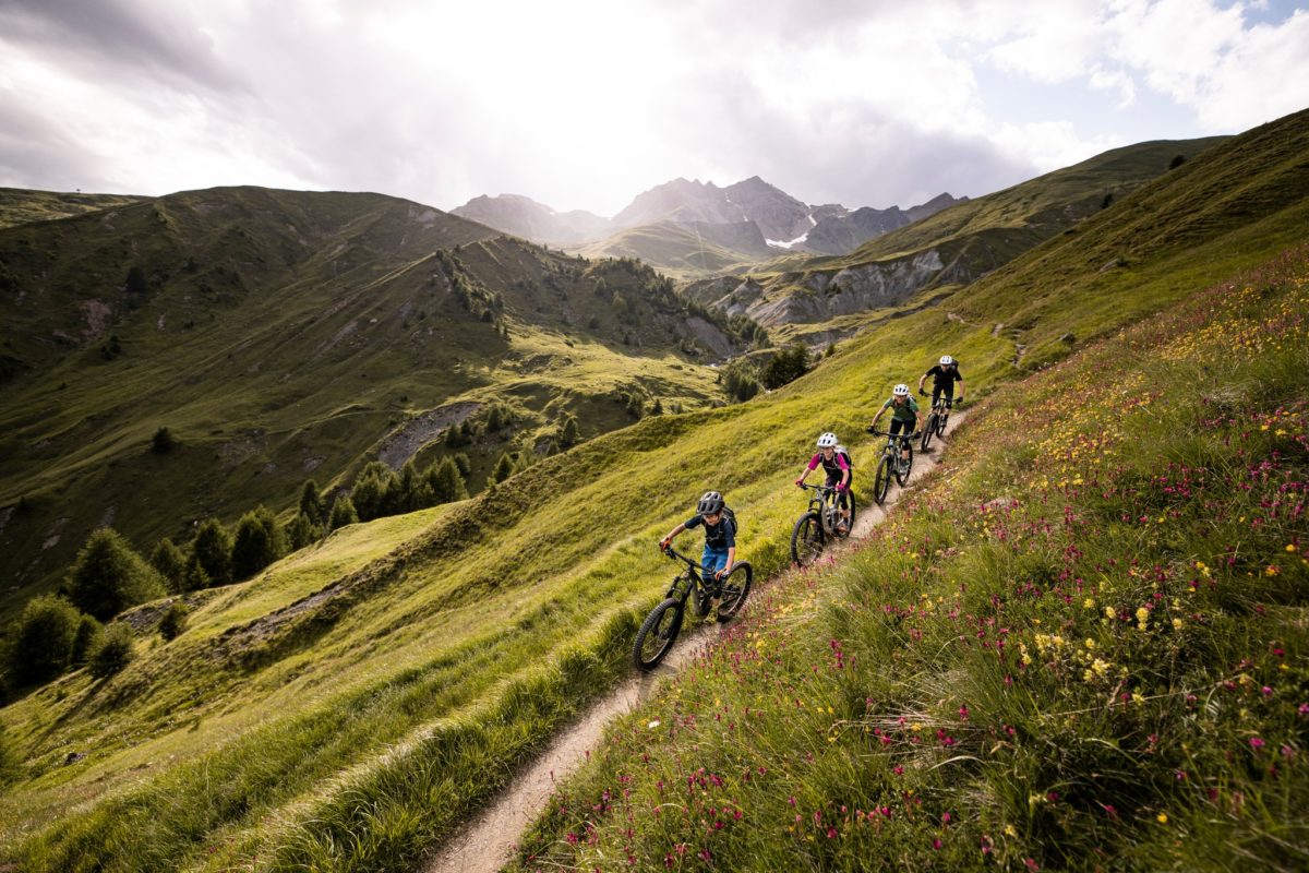 Sentier de montagne avec 4 cyclistes