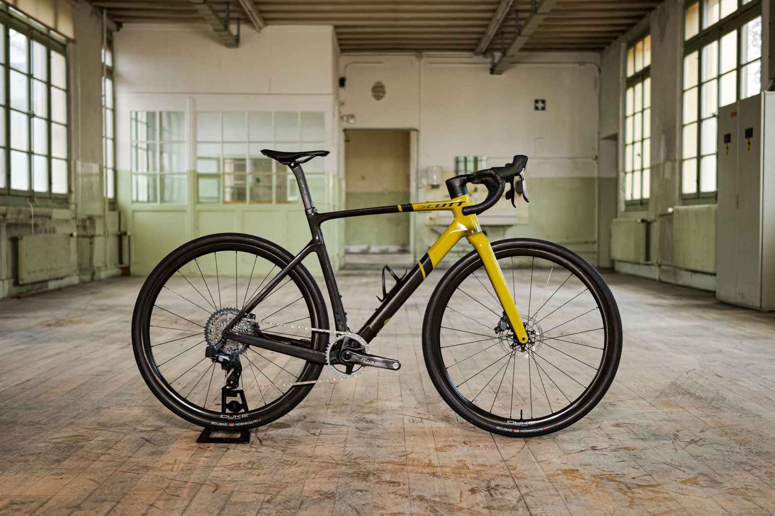 Vélo de gravel SCOTT dans un atelier industriel. Vue de profil