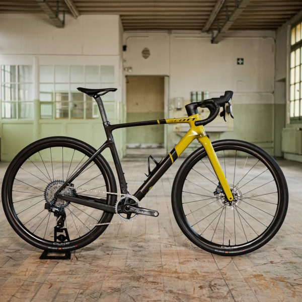 Vélo de gravel SCOTT dans un atelier industriel. Vue de profil