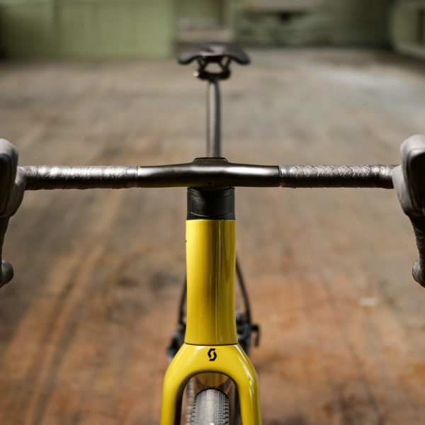 Vélo de gravel SCOTT dans un atelier industriel. Vue de face