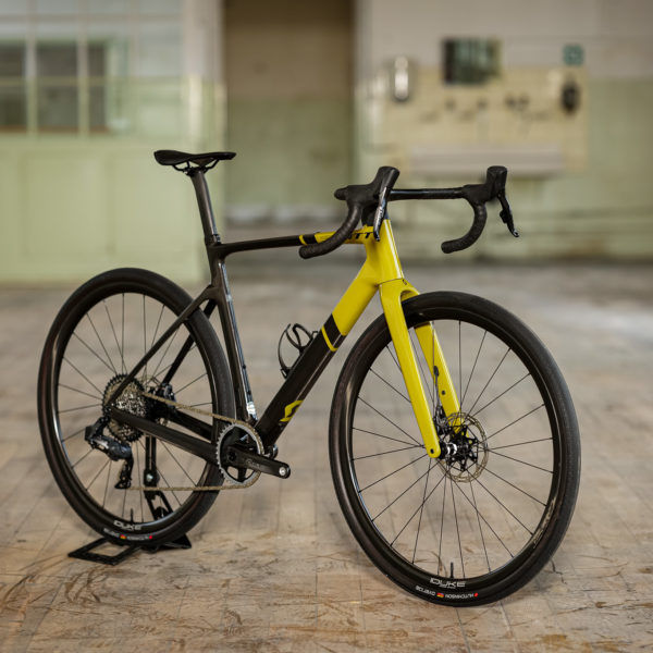 Vélo de gravel SCOTT dans un atelier industriel. Vue de 3/4 face