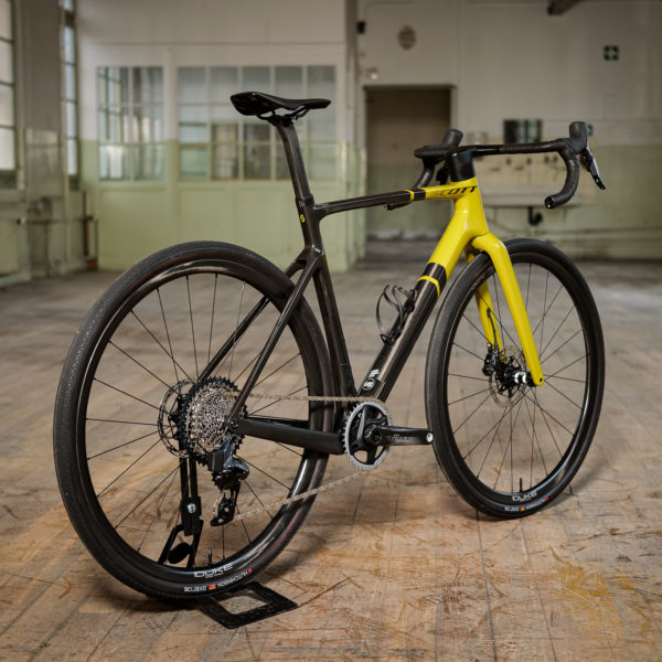 Vélo de gravel SCOTT dans un atelier industriel. Vue de 3/4 arrière