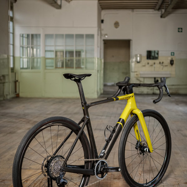 Vélo de gravel SCOTT dans un atelier industriel. Vue de 3/4 arrière