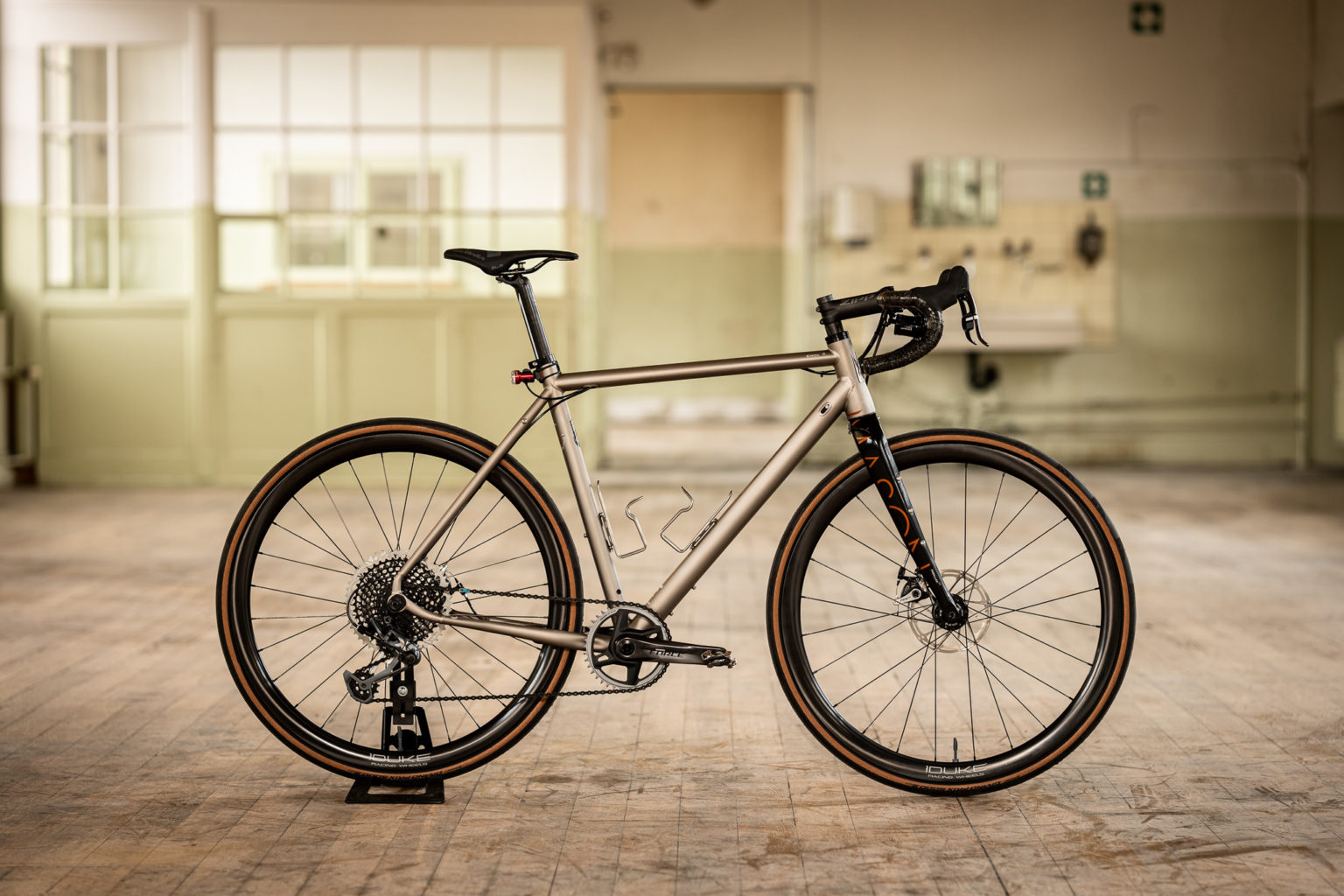 vélo de voyage et d'ultra-distance Mason Aspect dans un atelier industriel