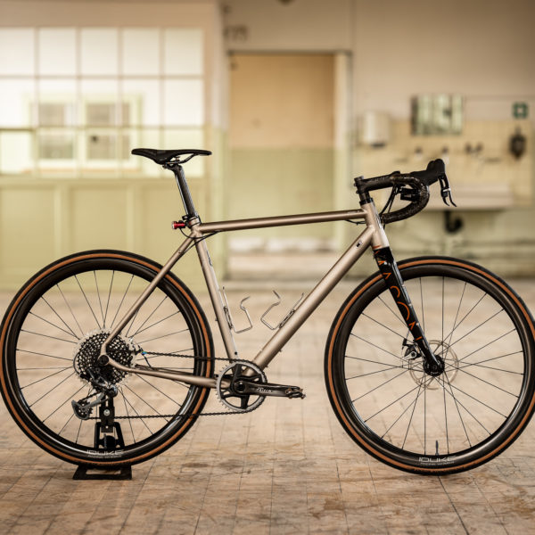 vélo de voyage et d'ultra-distance Mason Aspect dans un atelier industriel