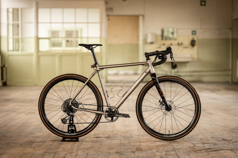 vélo de voyage et d'ultra-distance Mason Aspect dans un atelier industriel