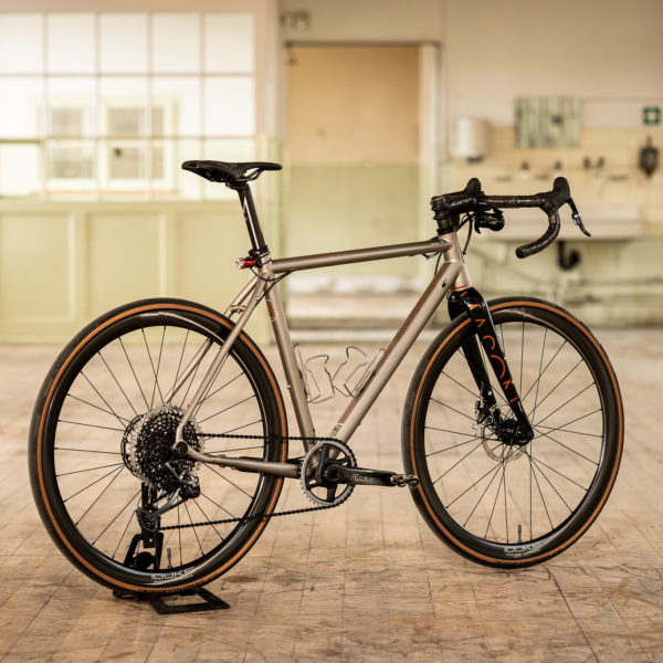 vélo de voyage et d'ultra-distance Mason Aspect dans un atelier industriel