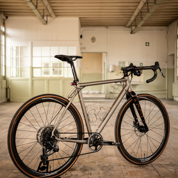 vélo de voyage et d'ultra-distance Mason Aspect dans un atelier industriel