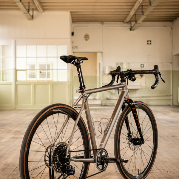 vélo de voyage et d'ultra-distance Mason Aspect dans un atelier industriel