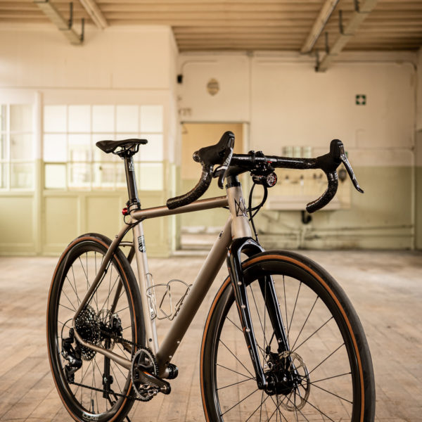 vélo de voyage et d'ultra-distance Mason Aspect dans un atelier industriel