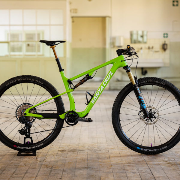 VTT Santa Cruz Blur green gloss spring dans un atelier industriel