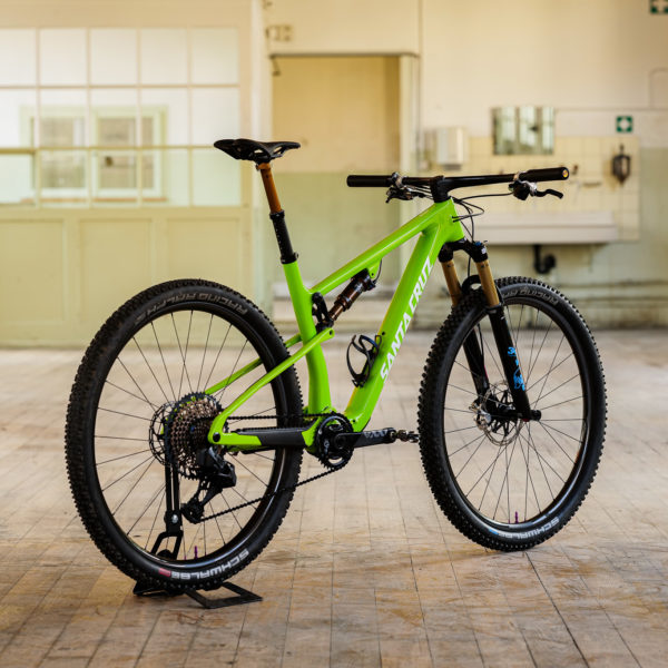 VTT Santa Cruz Blur green gloss spring dans un atelier industriel