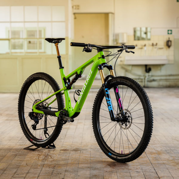 VTT Santa Cruz Blur green gloss spring dans un atelier industriel