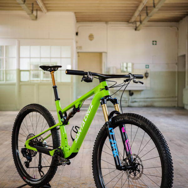 VTT Santa Cruz Blur green gloss spring dans un atelier industriel