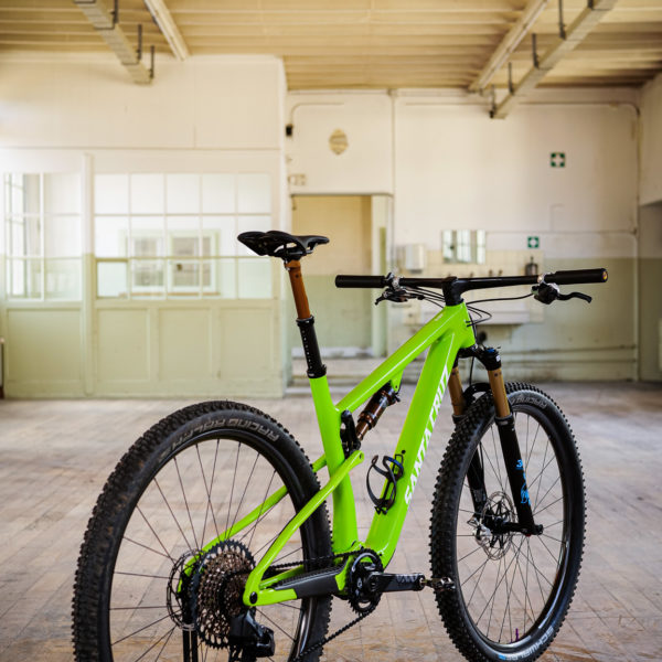 VTT Santa Cruz Blur green gloss spring dans un atelier industriel